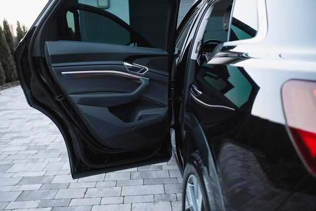 Правильное открытие капота для доступа к моторному отсеку